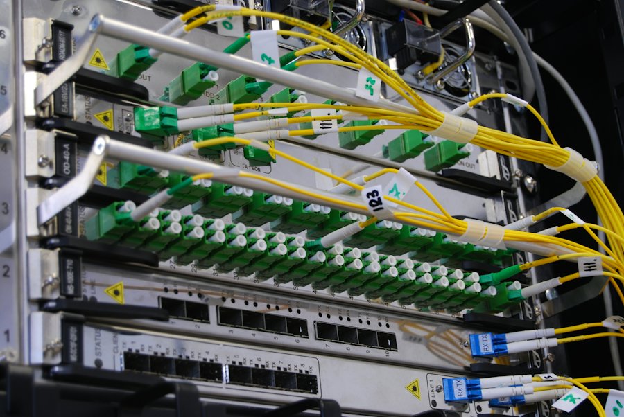 Rendezett hálózati patch panel sárga kábelekkel